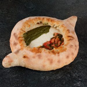 Аджарская лодочка томаты, "страчателла" и соус песто M